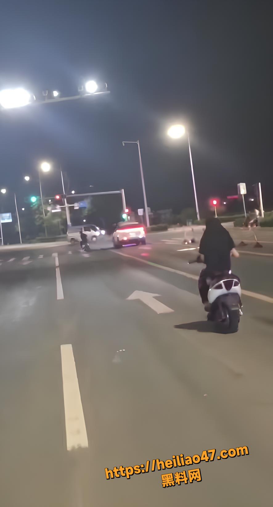 精神小伙袭警现场视频1
