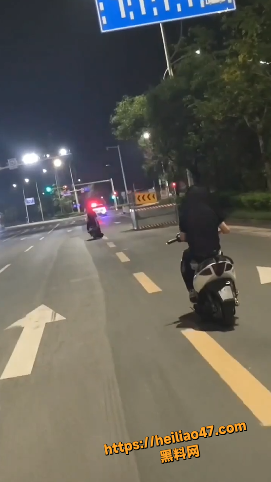 精神小伙挑衅警察2