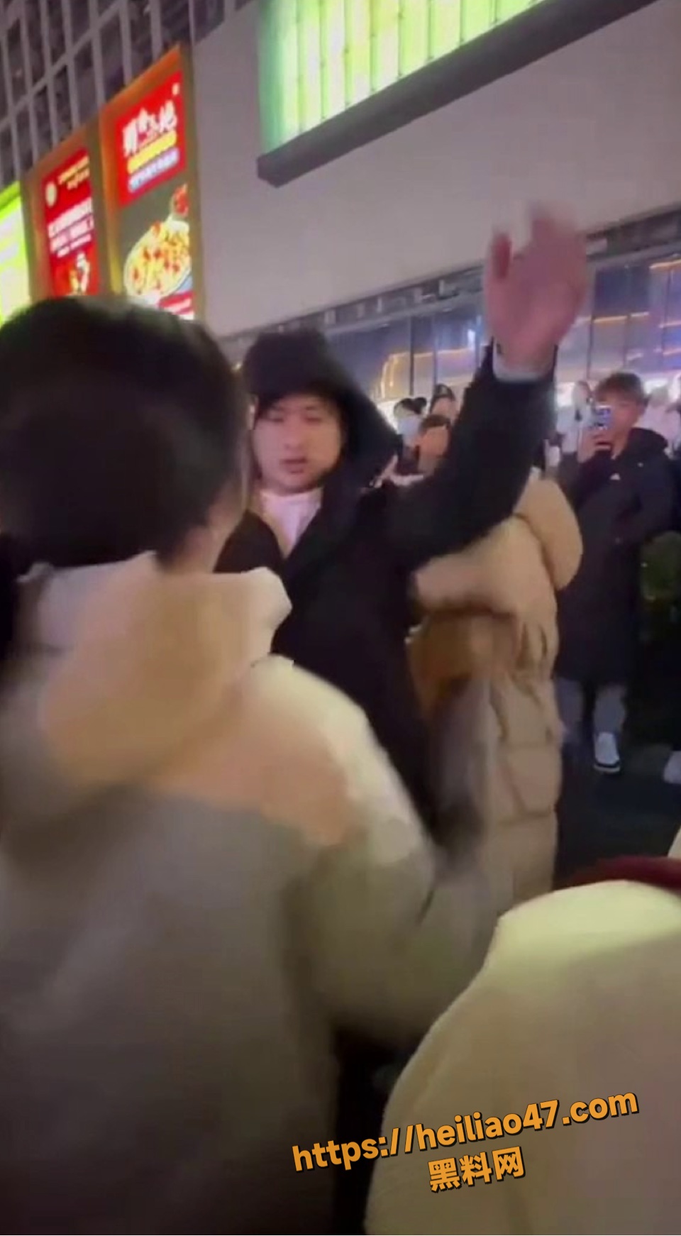 辽宁大连街头原配抓奸小三3