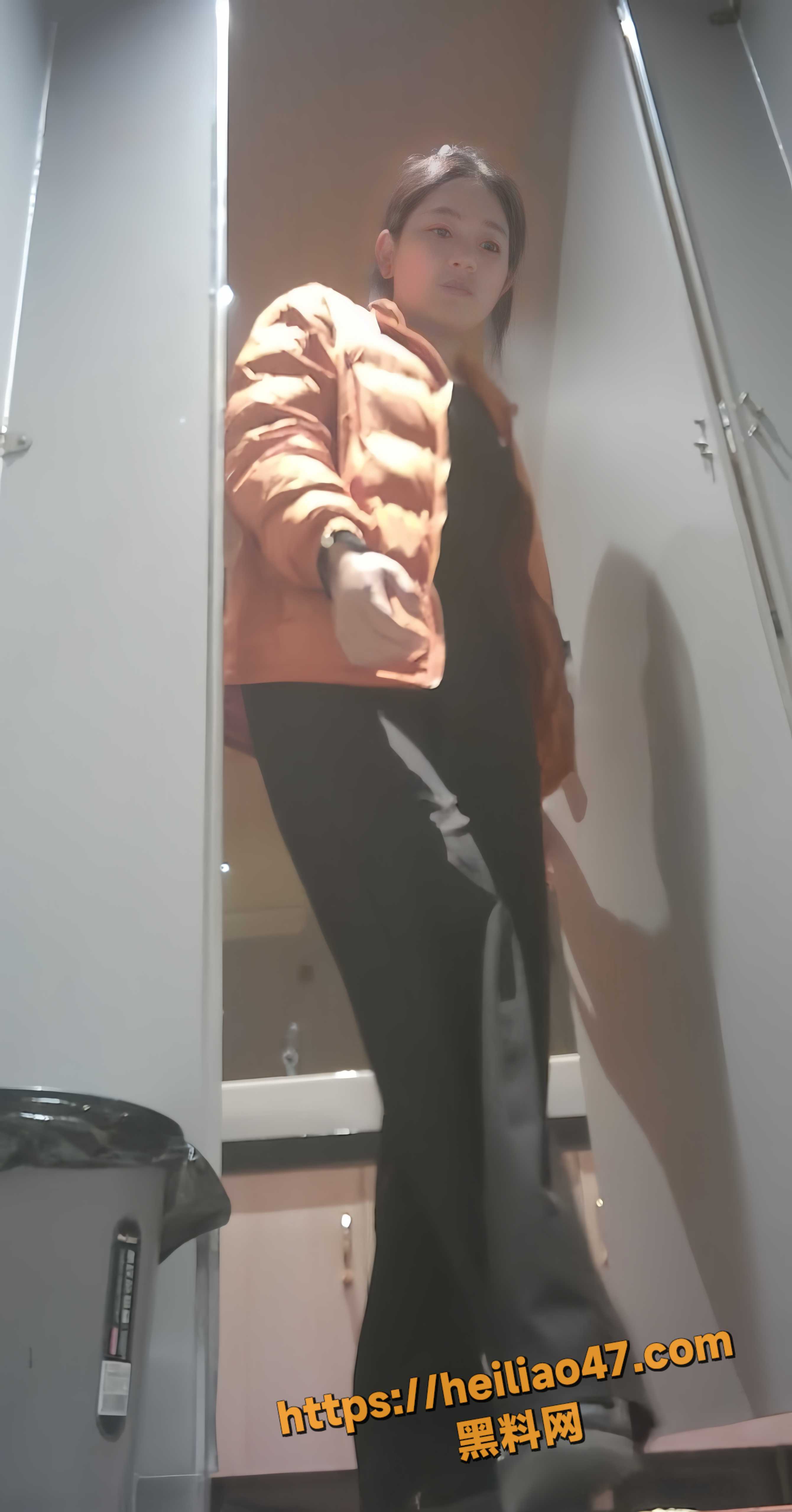 女厕偷拍放尿视频3