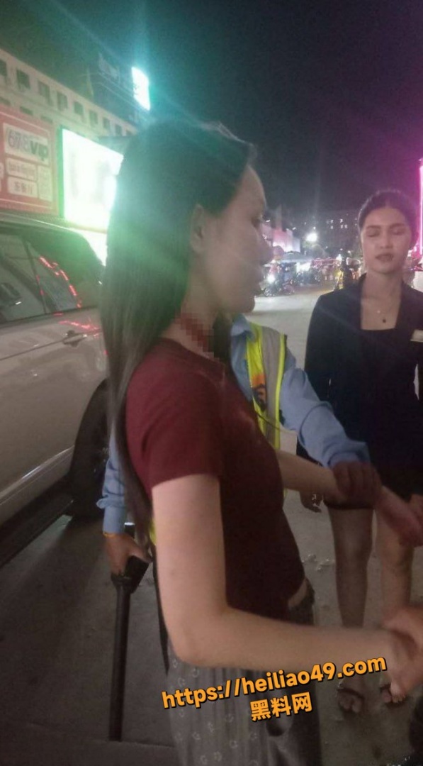 柬埔寨女子当众抹脖子1