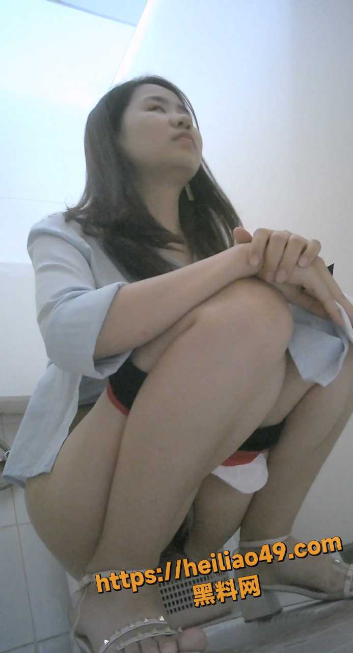 美女露脸放尿