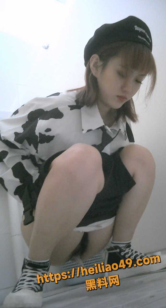 美女厕拍