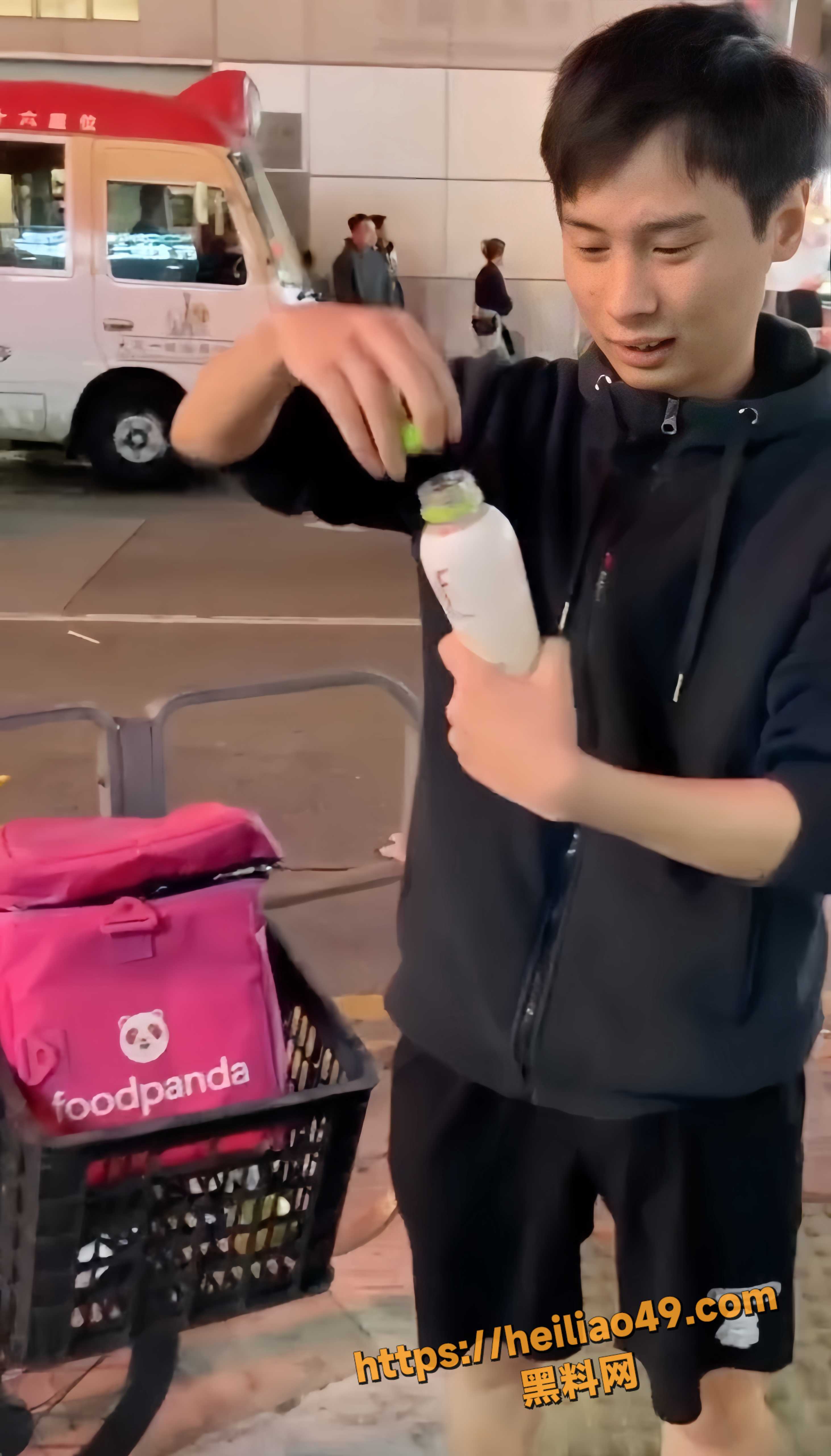 香港屌丝街头直播撒尿3