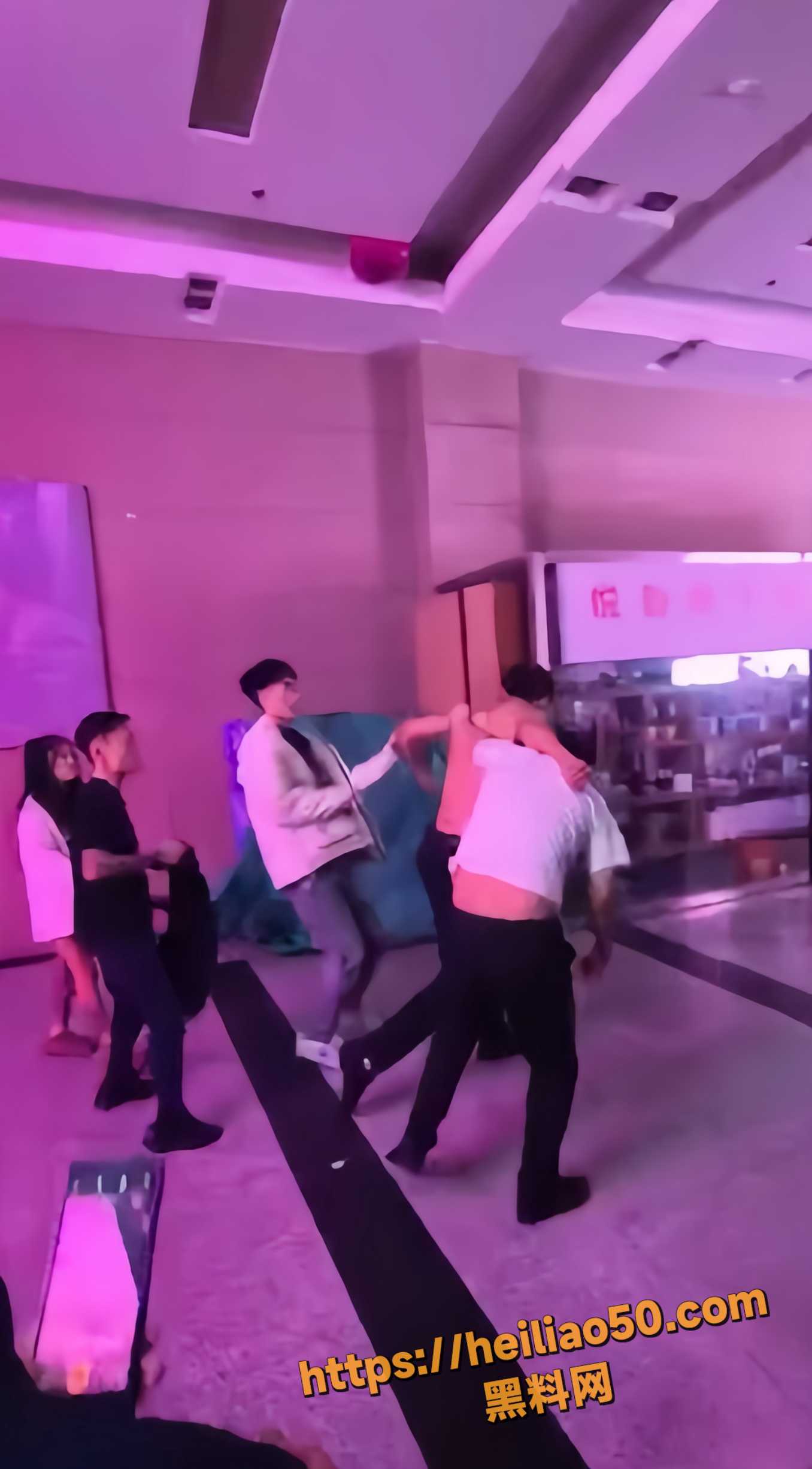 精神小伙泰拳1V3视频1