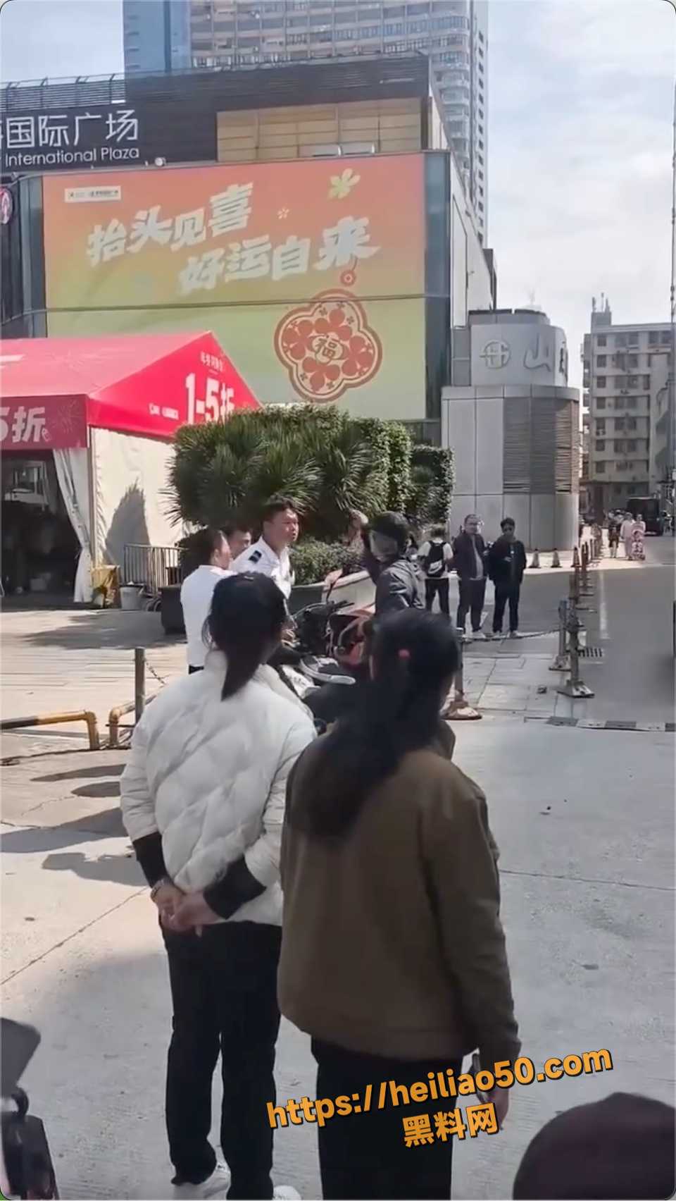 外卖员保安互殴围观录像视频 1