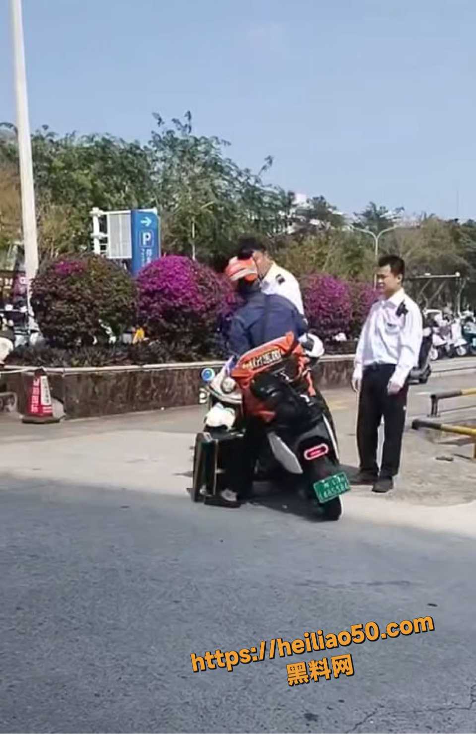 海南外卖员保安打架现场2