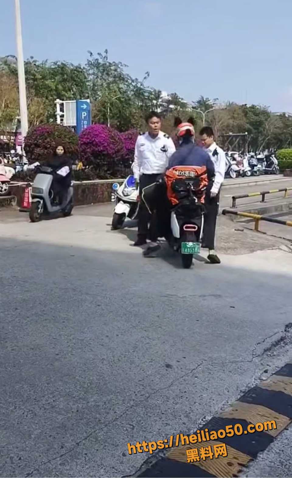 海口外卖员大战保安互殴视频3