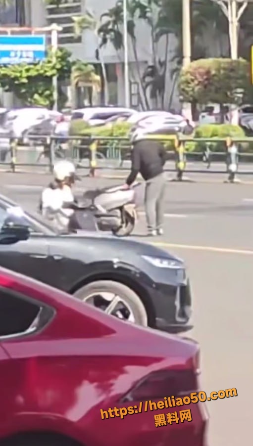 奇葩男子街头整活1