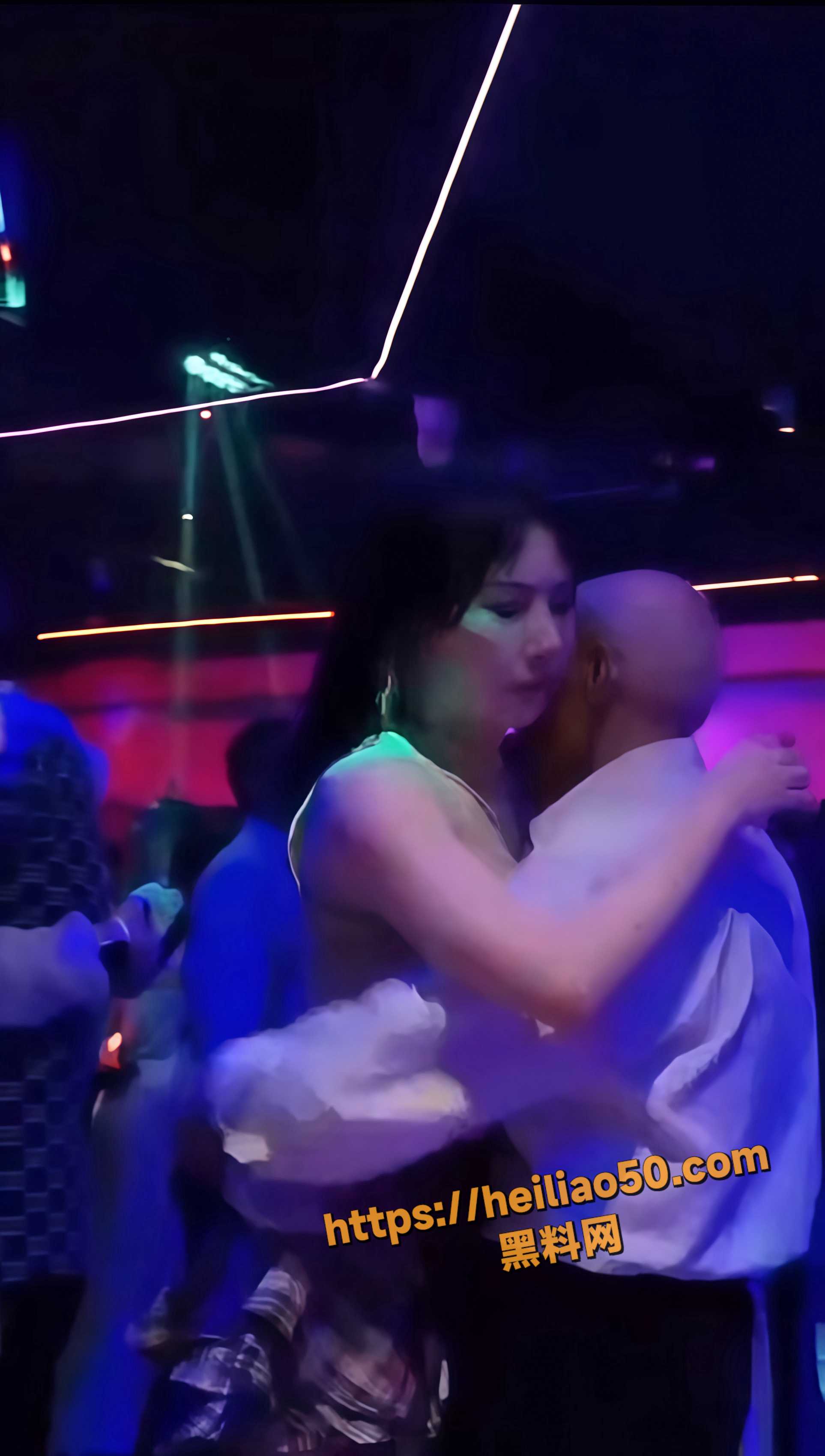 舞厅大爷与美女热舞2