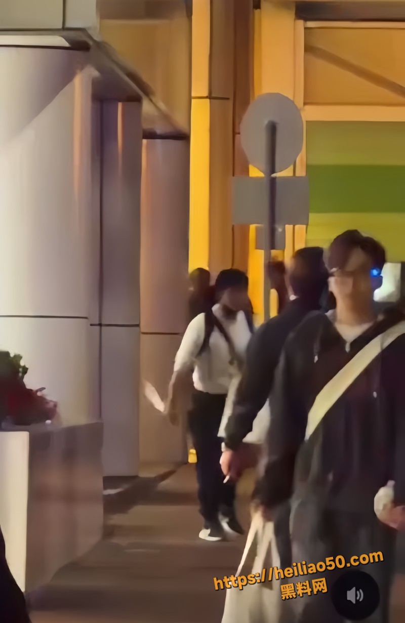 男子持刀挟制途人2