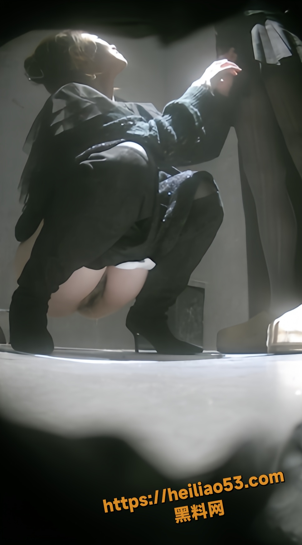 酒吧美女放尿视频1