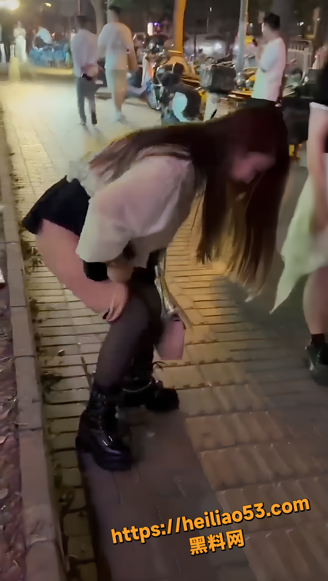美女喝醉随地大小便2