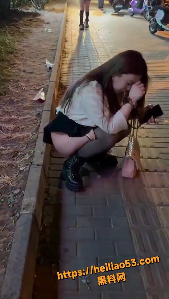 醉酒美女街头尿尿被偷拍3
