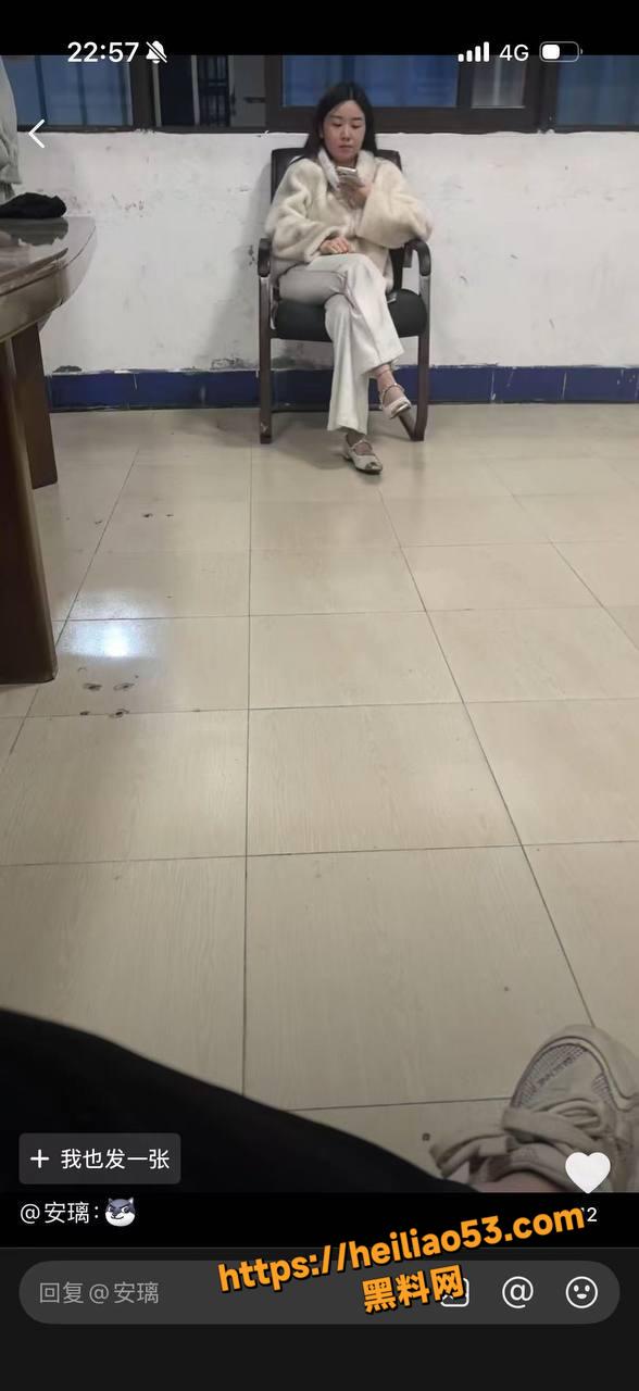 小三街头暴露完美身材1