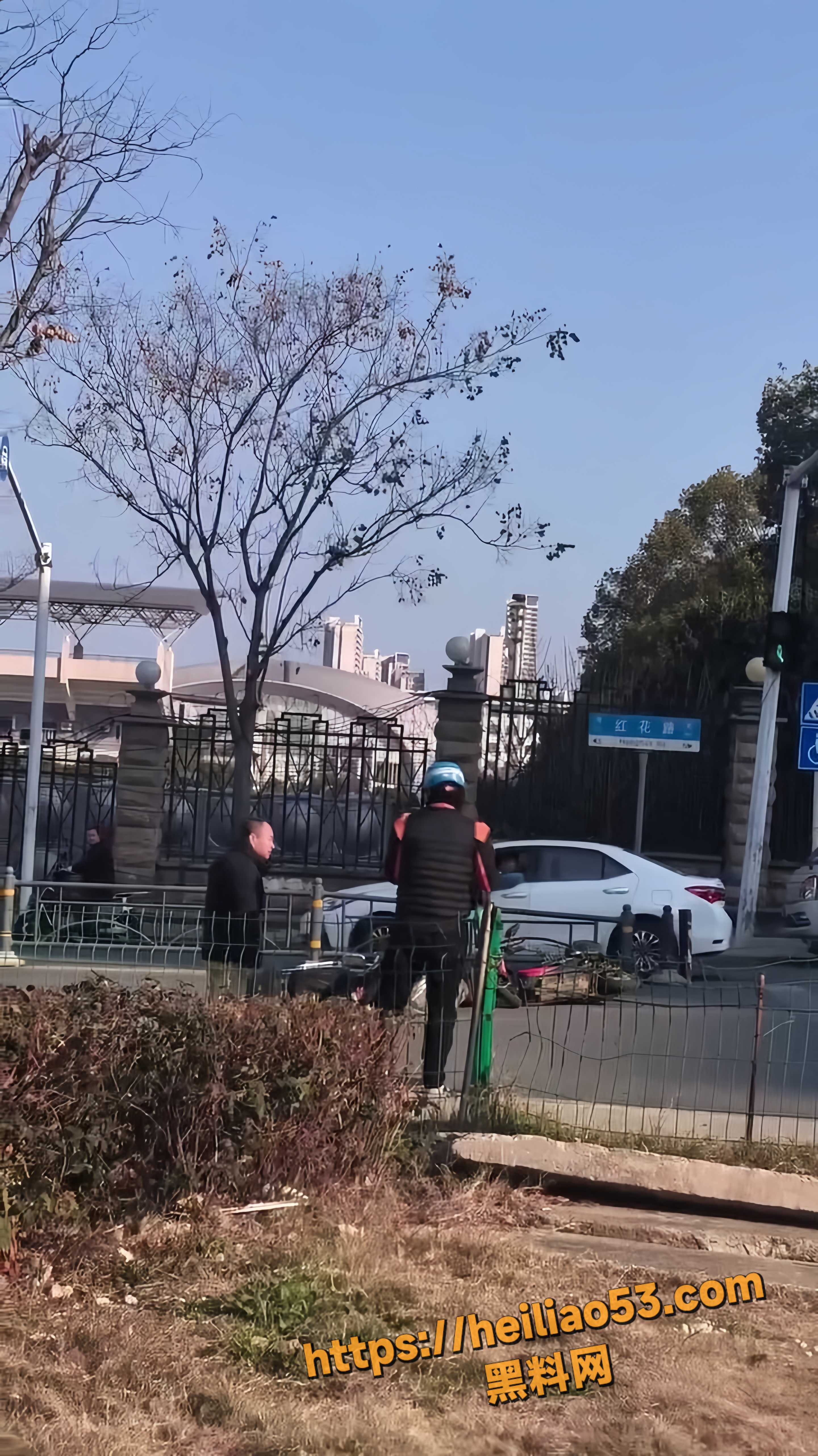 外卖小哥硬刚铁棍男1