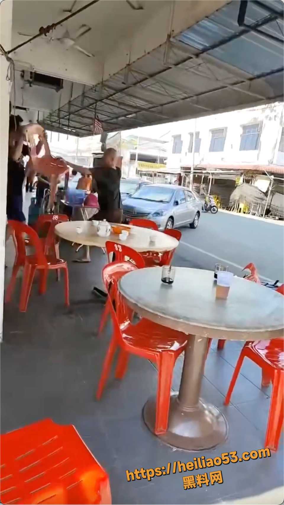 马来西亚无业游民餐馆不满服务持刀砍人2