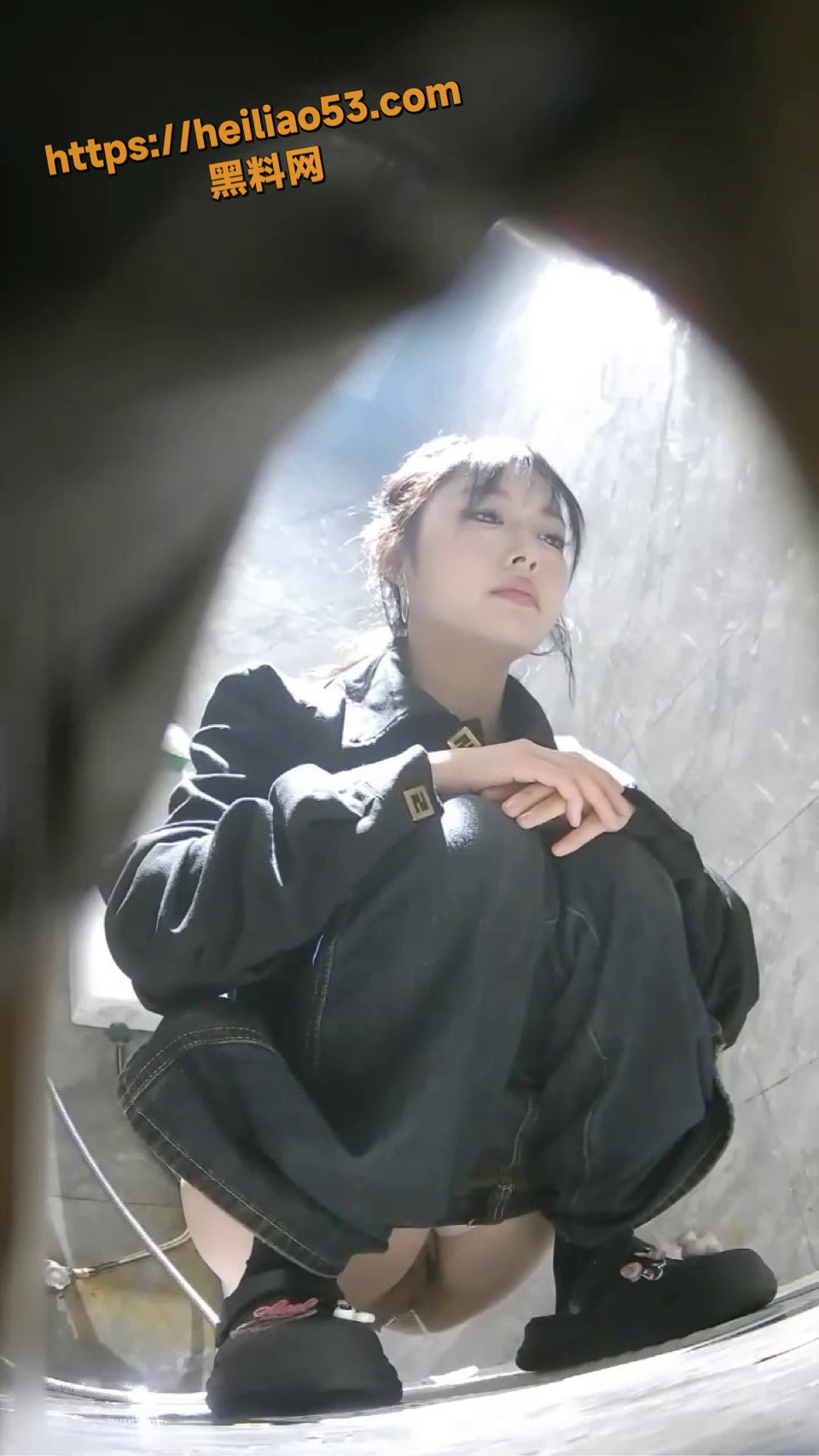 酒吧女厕偷拍极品美女福利4