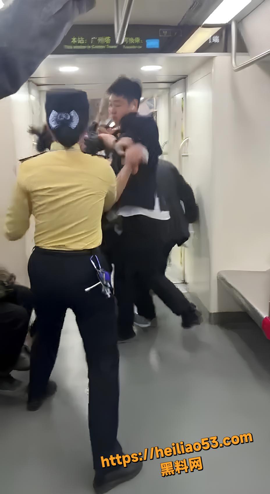 广州乘客地铁打架被控制1