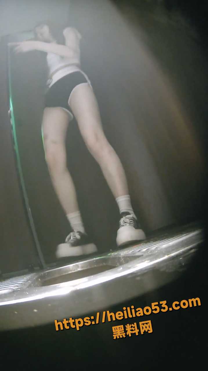 各类美女露脸放尿