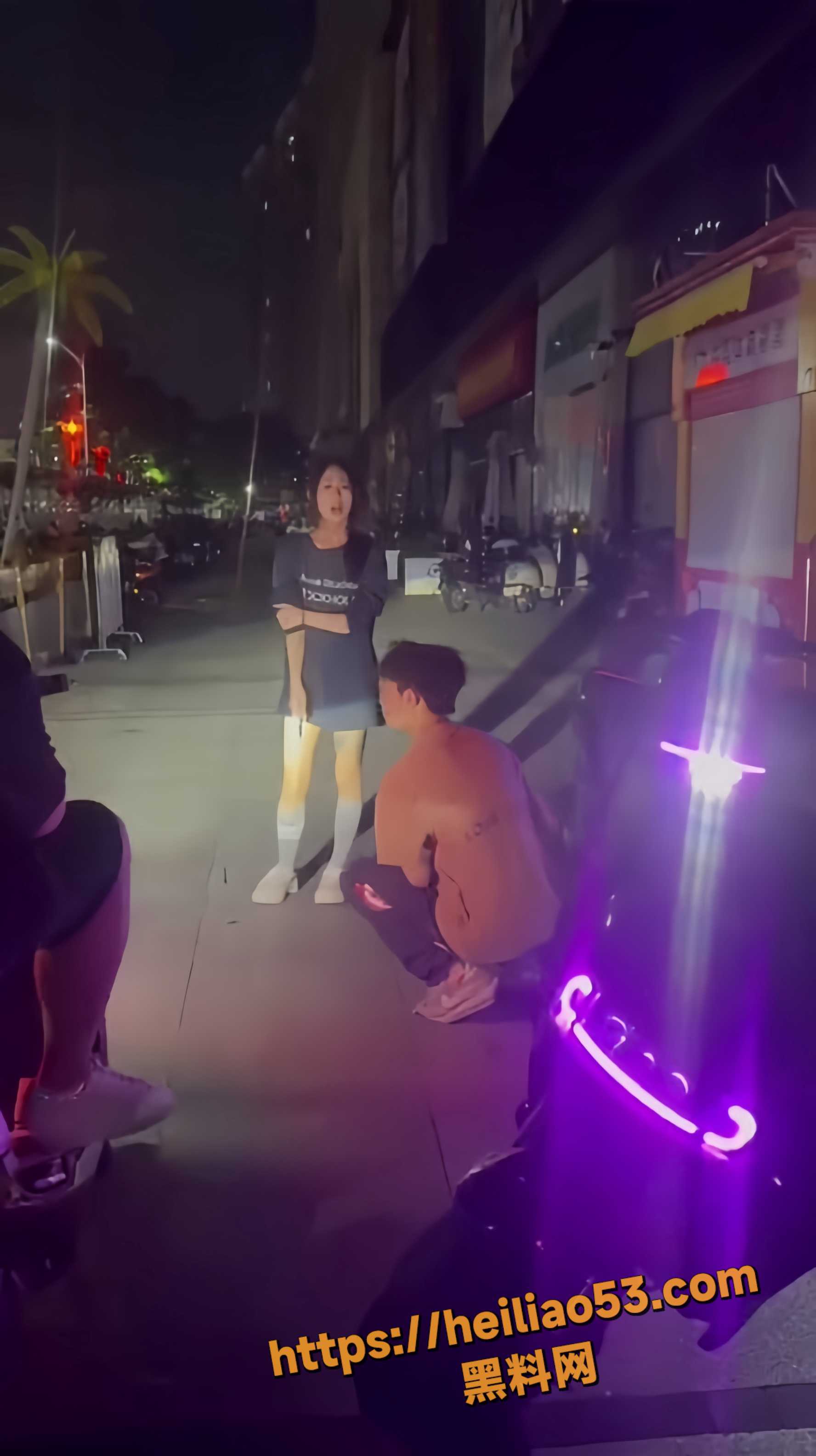 精神小妹持刀捅人视频1