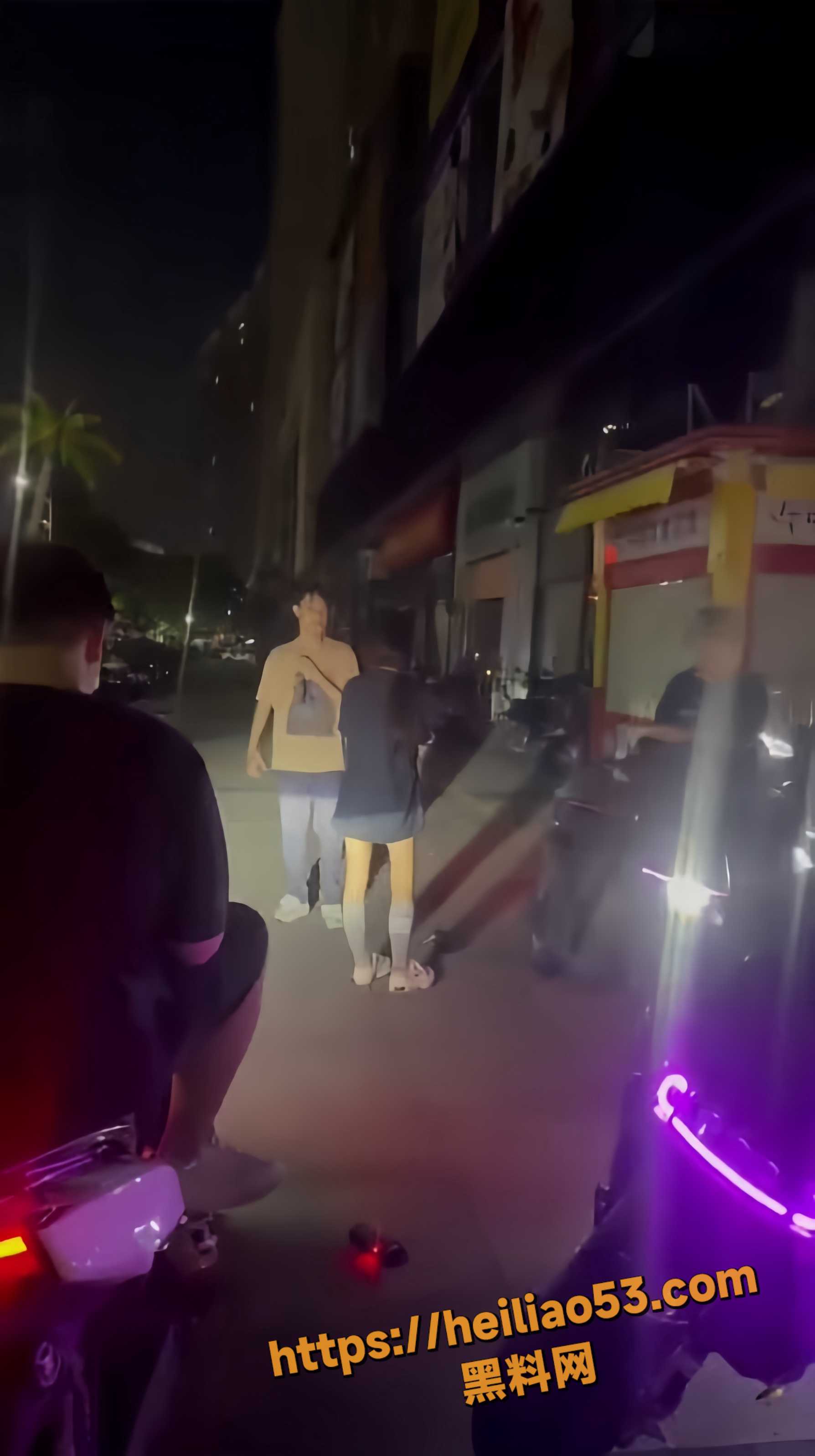 精神小伙被捅现场2