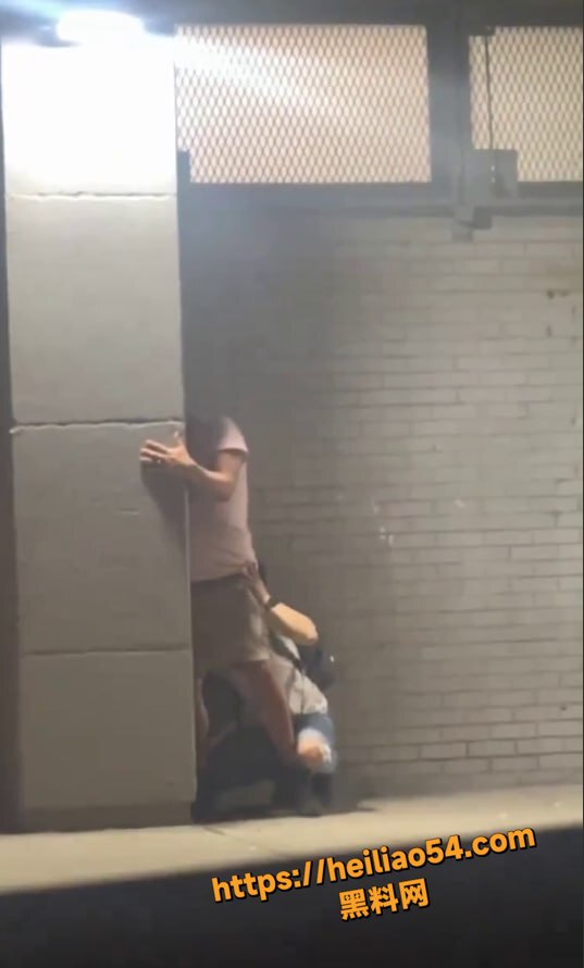 男同当众舔屁眼社死现场1