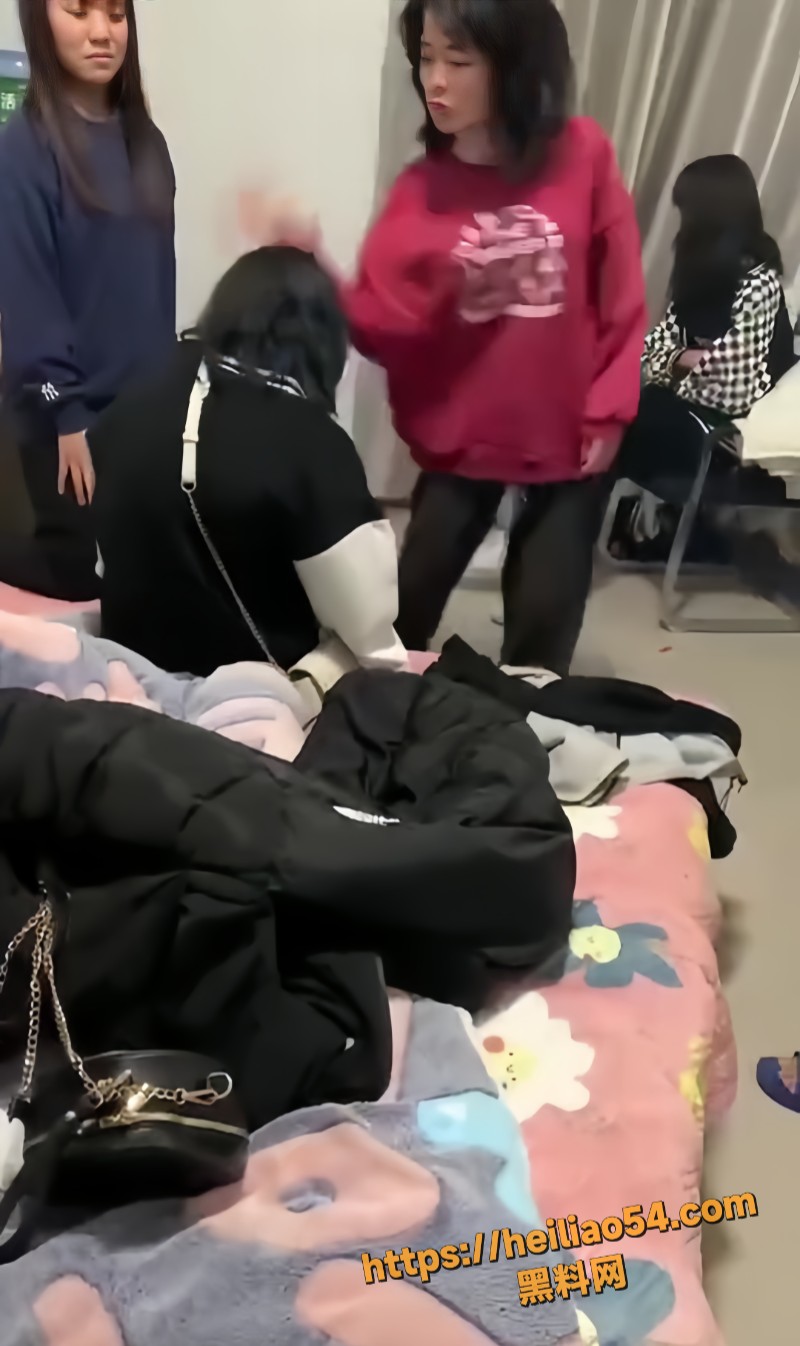 精神小妹小伙霸凌小女孩1