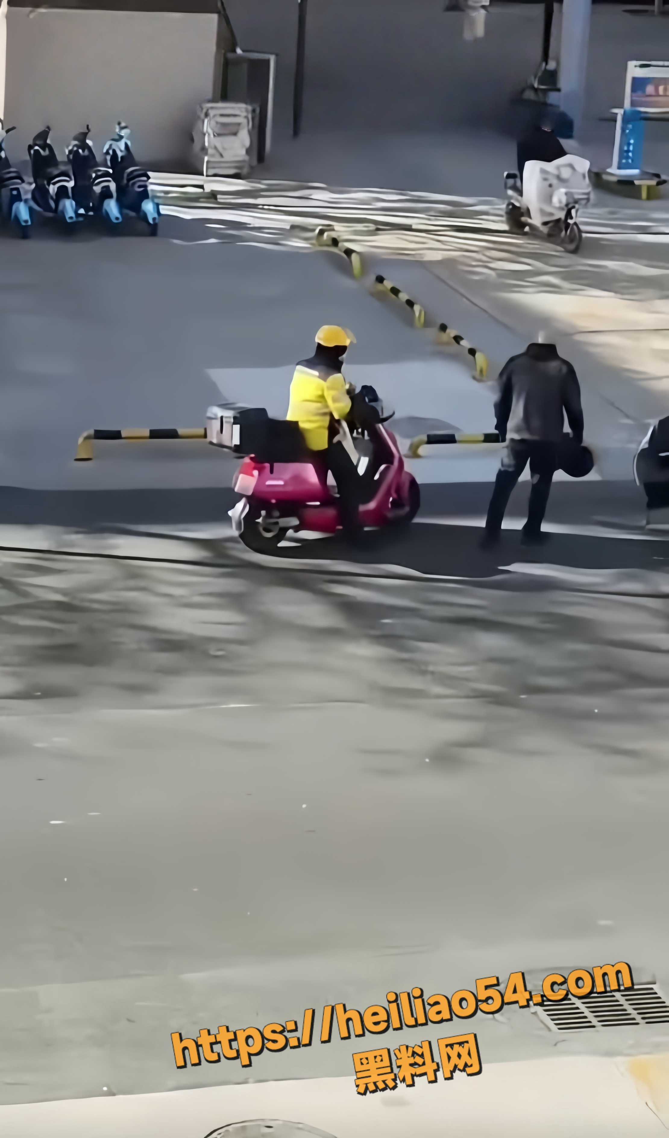 外卖小哥挑衅老头视频2