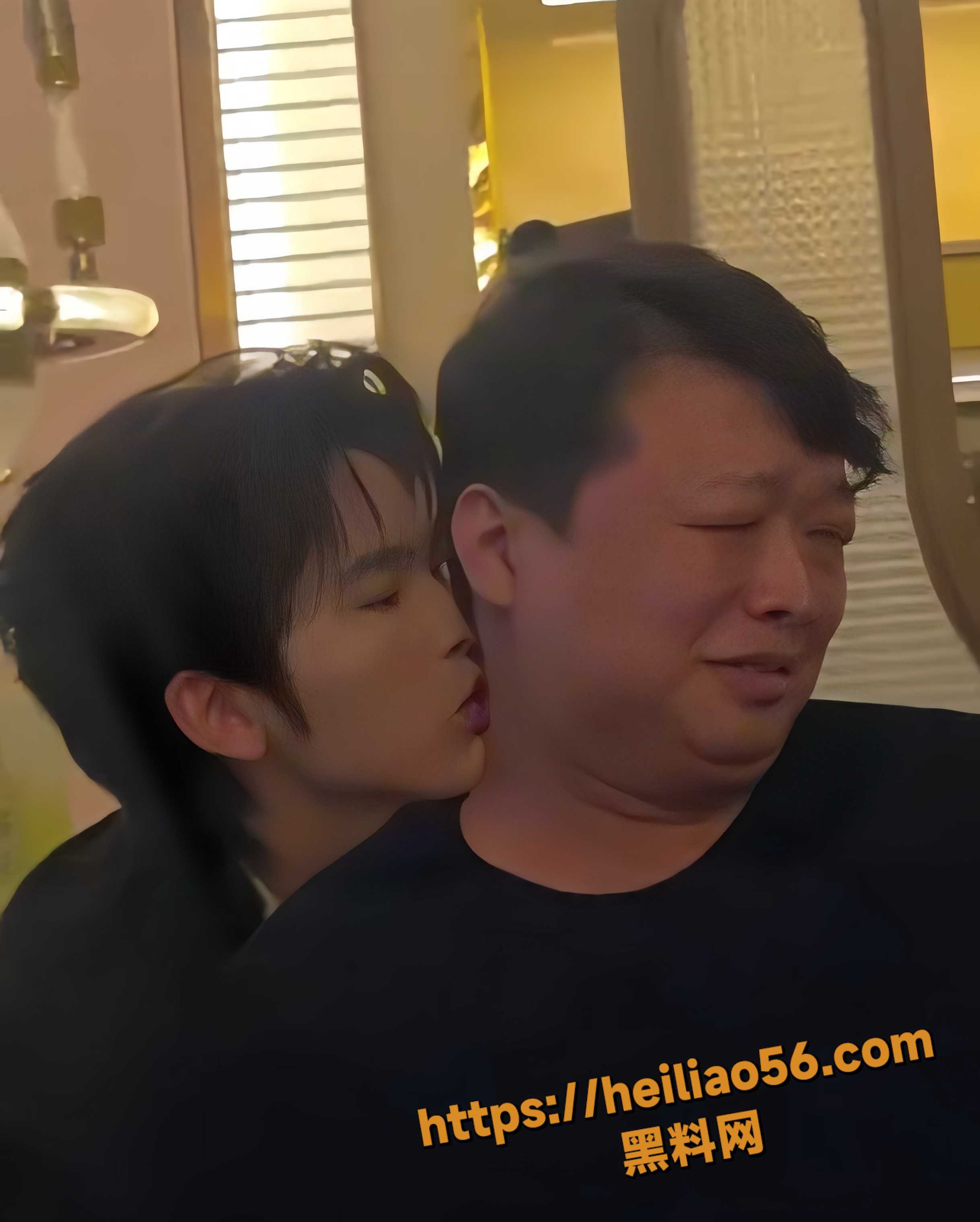 基佬与男模热吻视频1