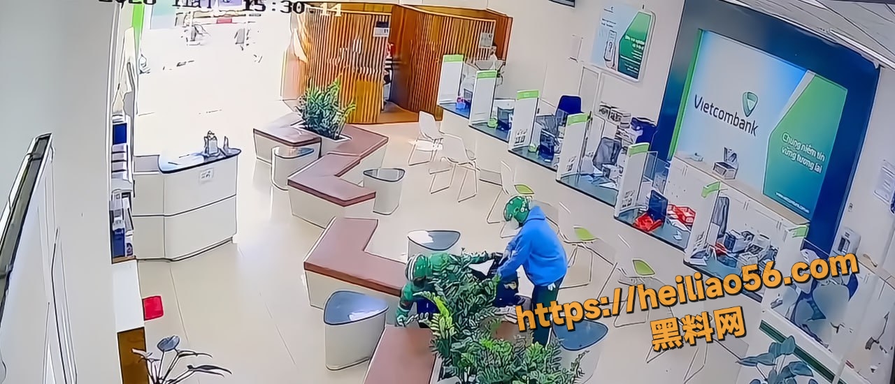 越南持枪抢银行事件监控视频3