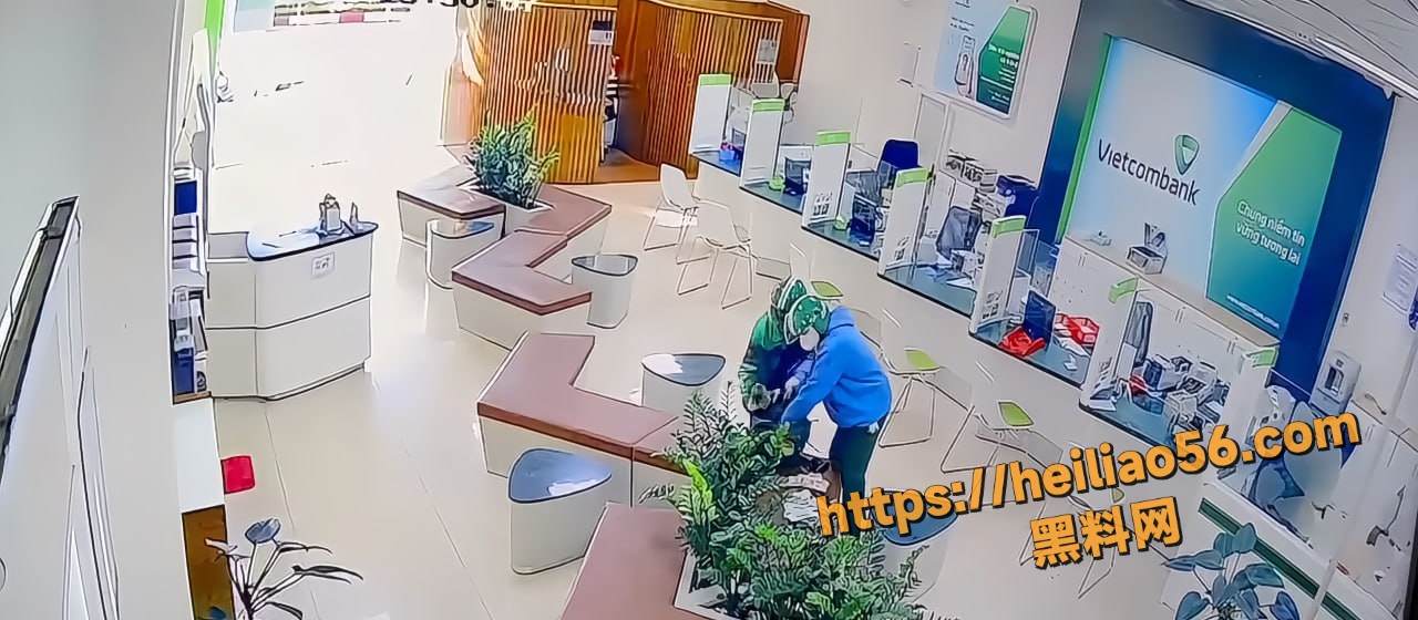 越南持枪抢银行事件监控视频4