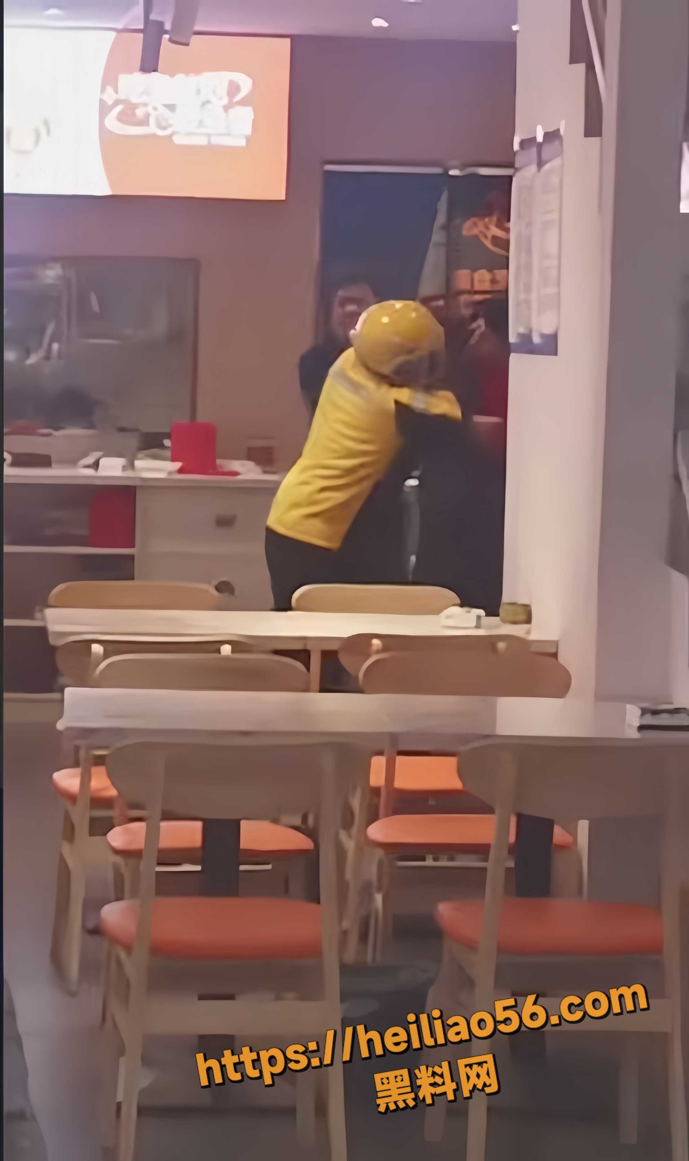 外卖小哥殴打商家2