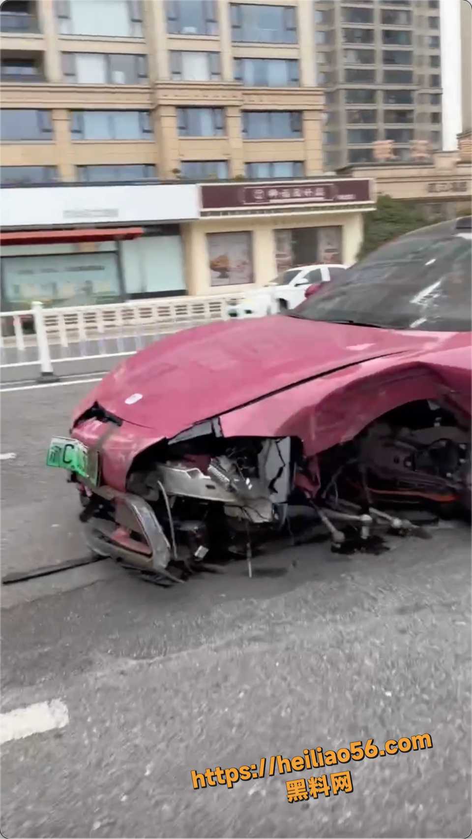 阳光大道小米SU7撞护栏 1