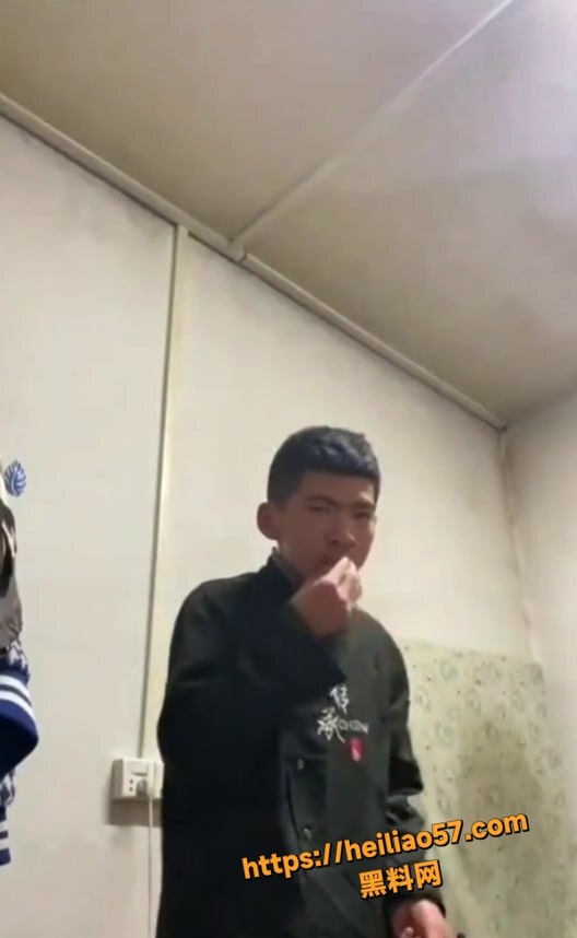 精神小伙祖传节目咬火机1