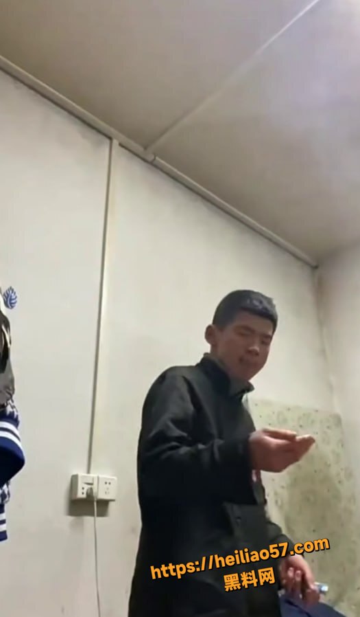 精神小伙上演头部烟花秀2
