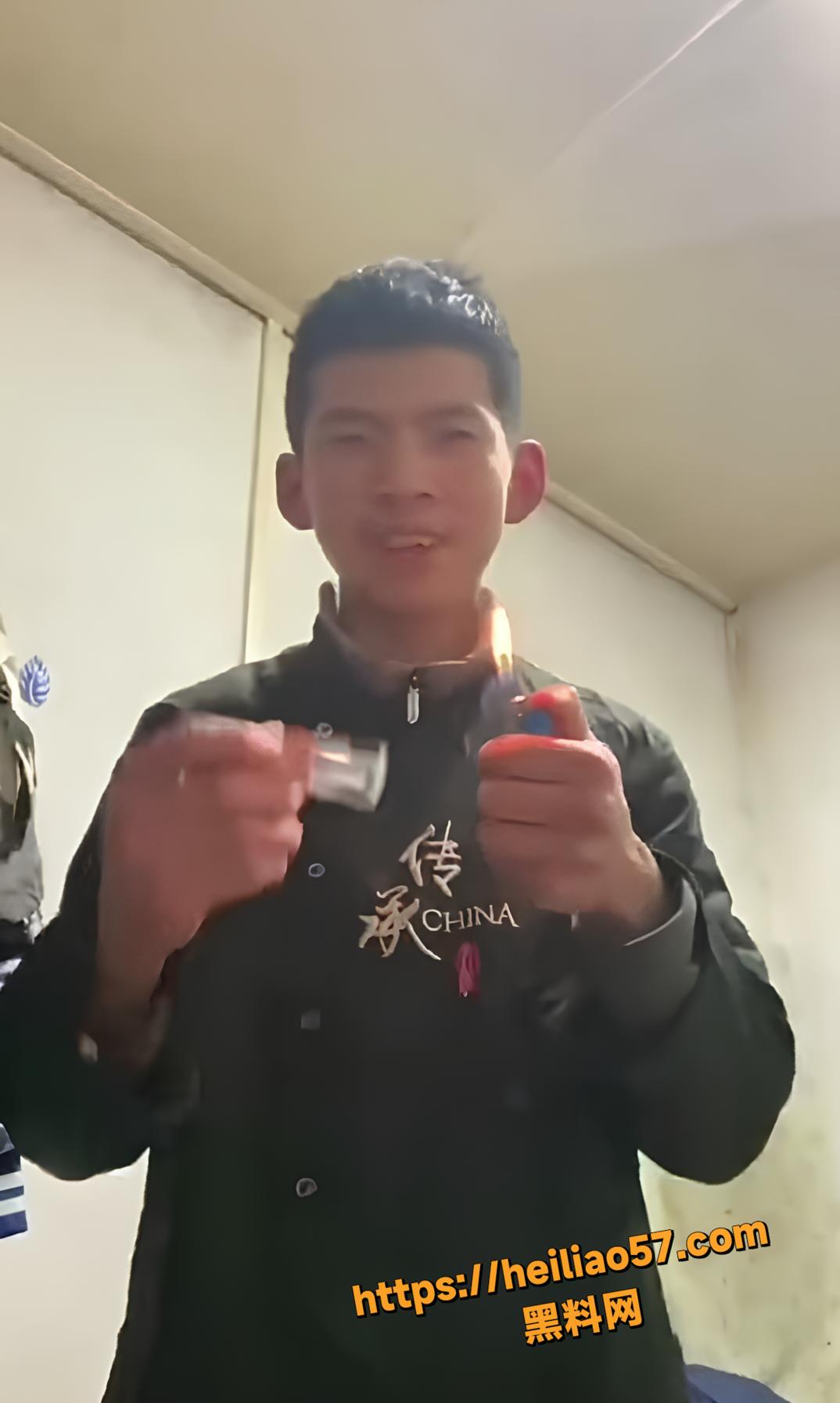 精神小伙咬火机炸成火人3