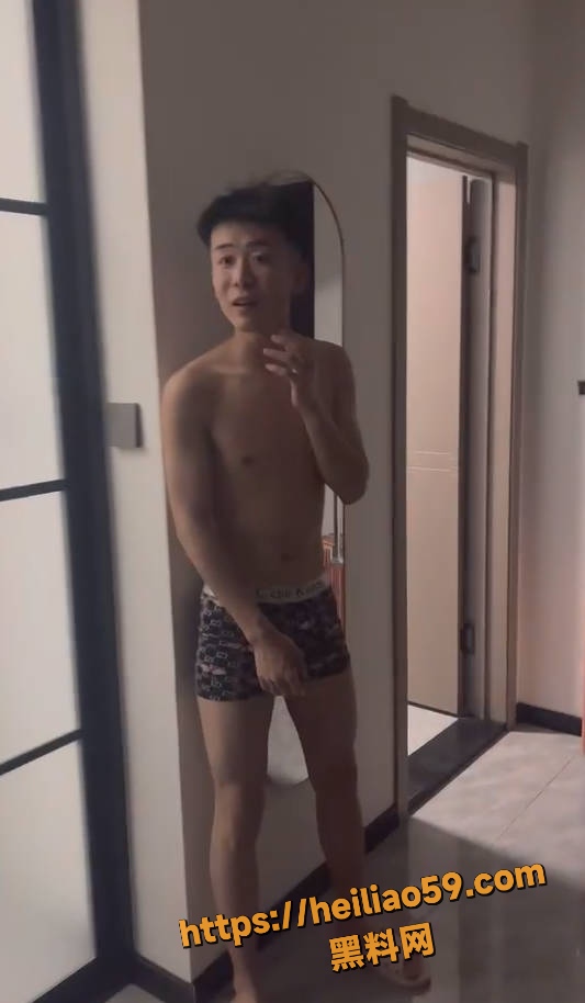 黄毛精神小伙砍人视频2