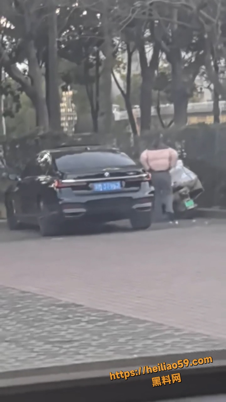 苏州街头吃瓜名场面