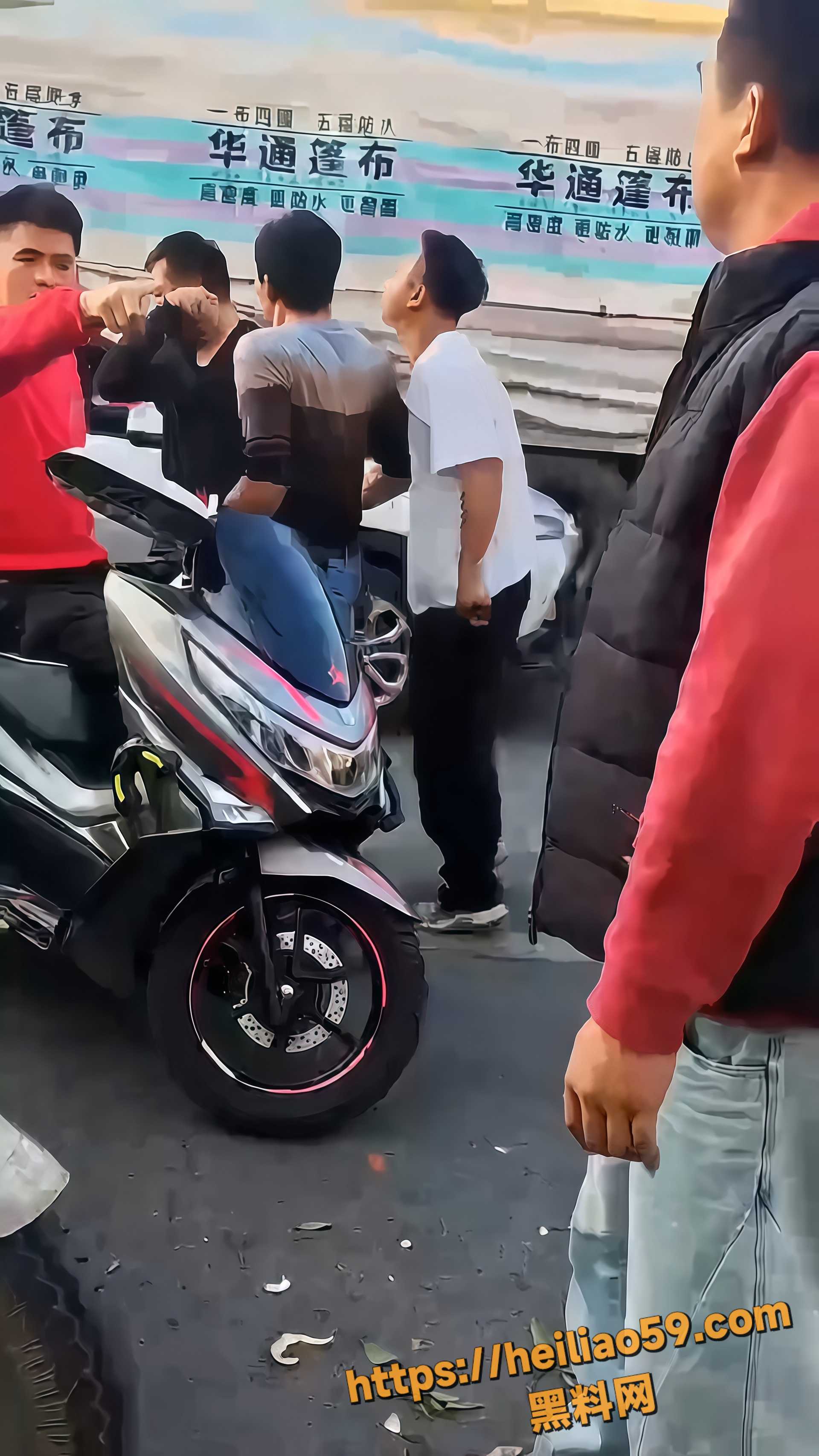 两个男人街头吵架视频1
