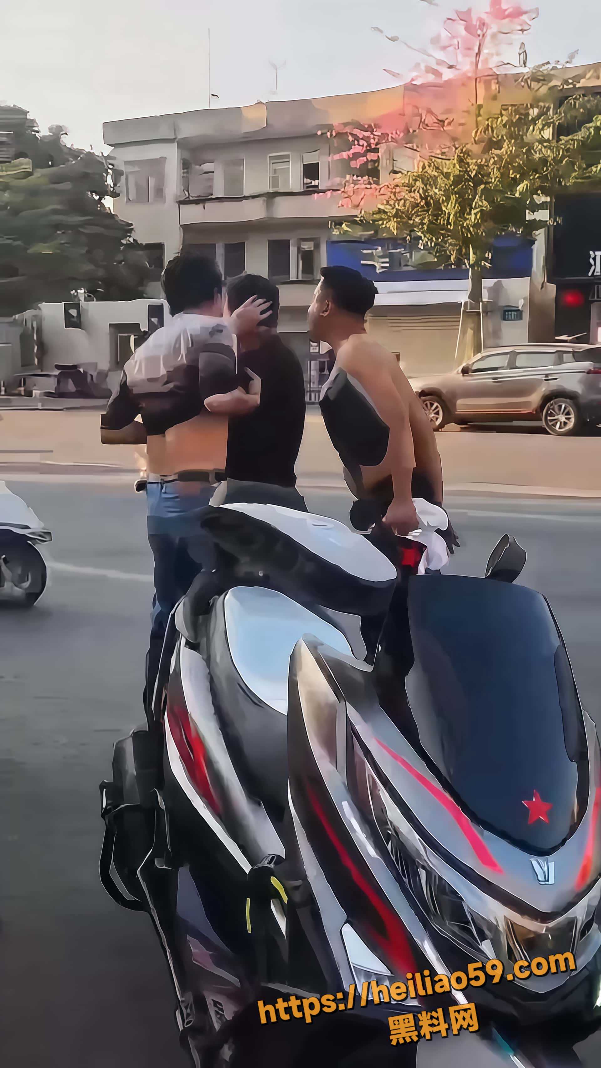 男子吵架互吐口水2