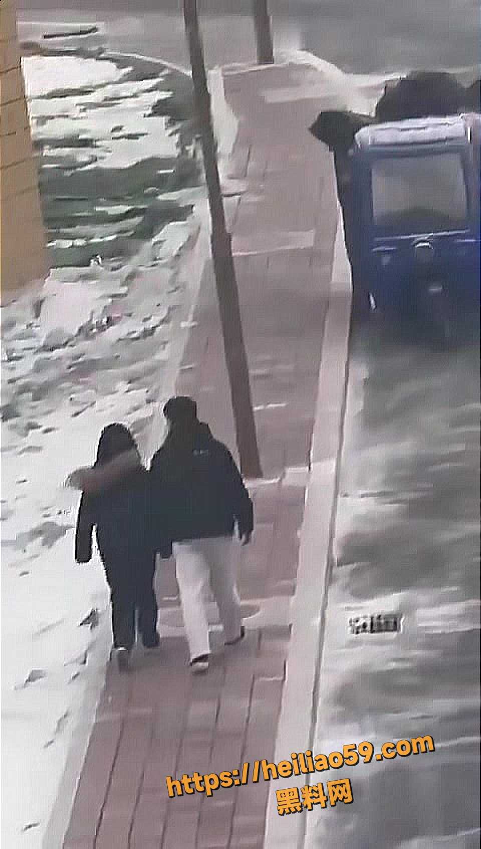 情侣吵架当街脱裤子3
