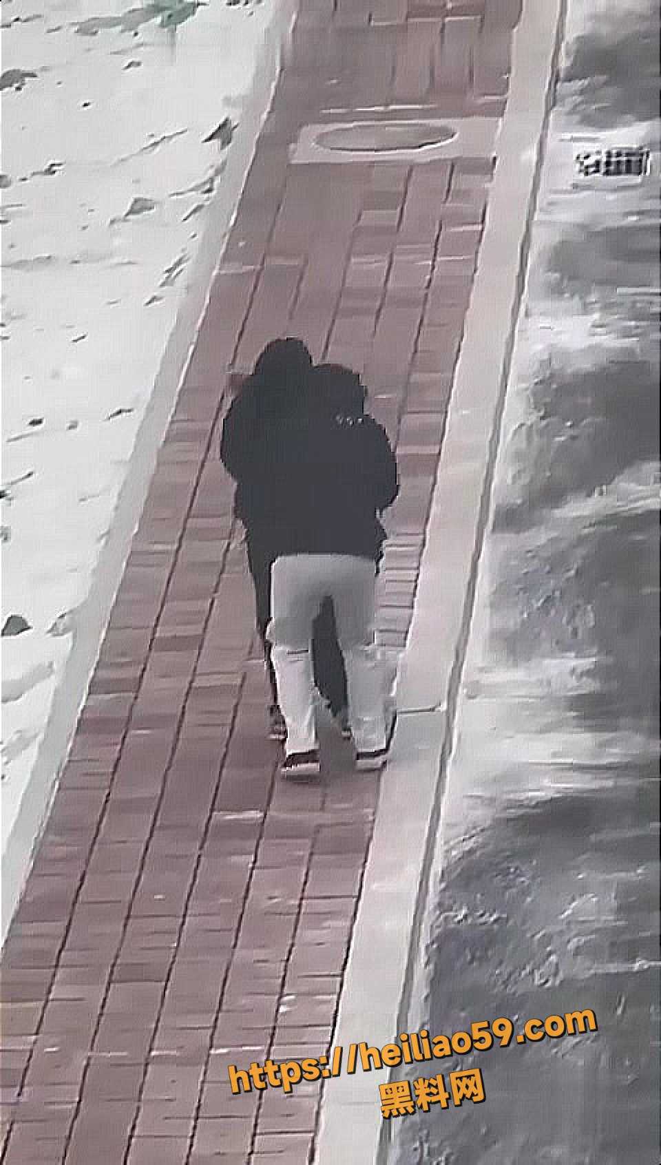 情侣吵架当街脱裤子4