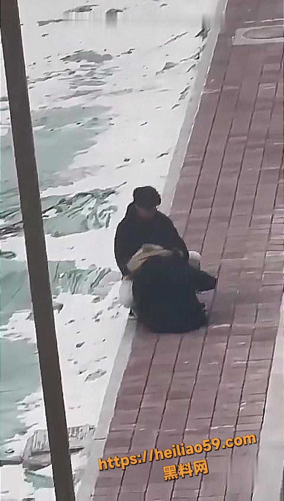 情侣吵架撞墙视频6