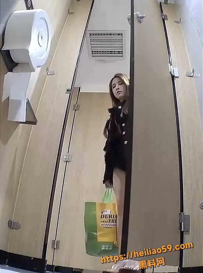 厕所偷拍纹身御姐换鞋走光