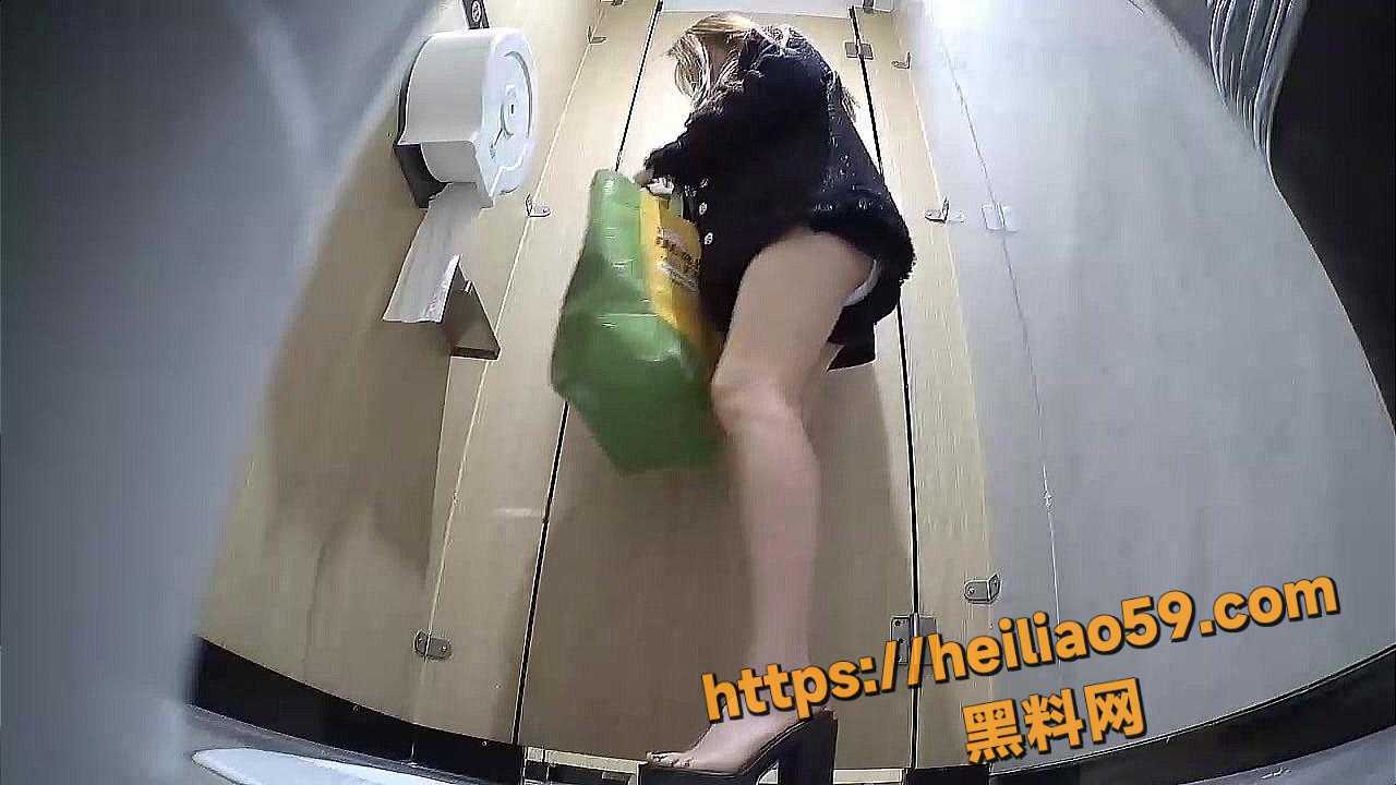 女厕全景偷拍翘臀骚逼