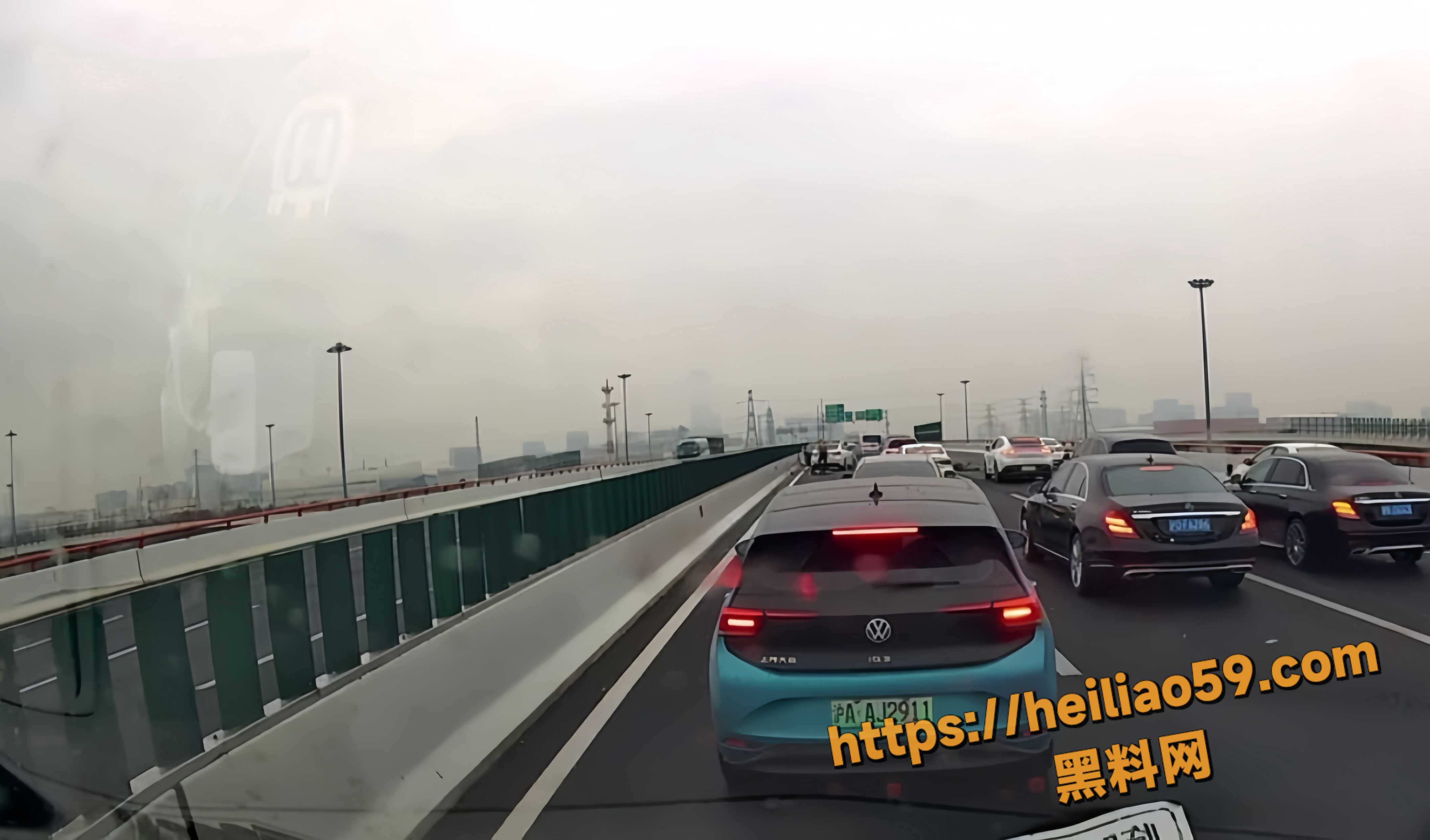 上海中环男子脱光撕人民币2