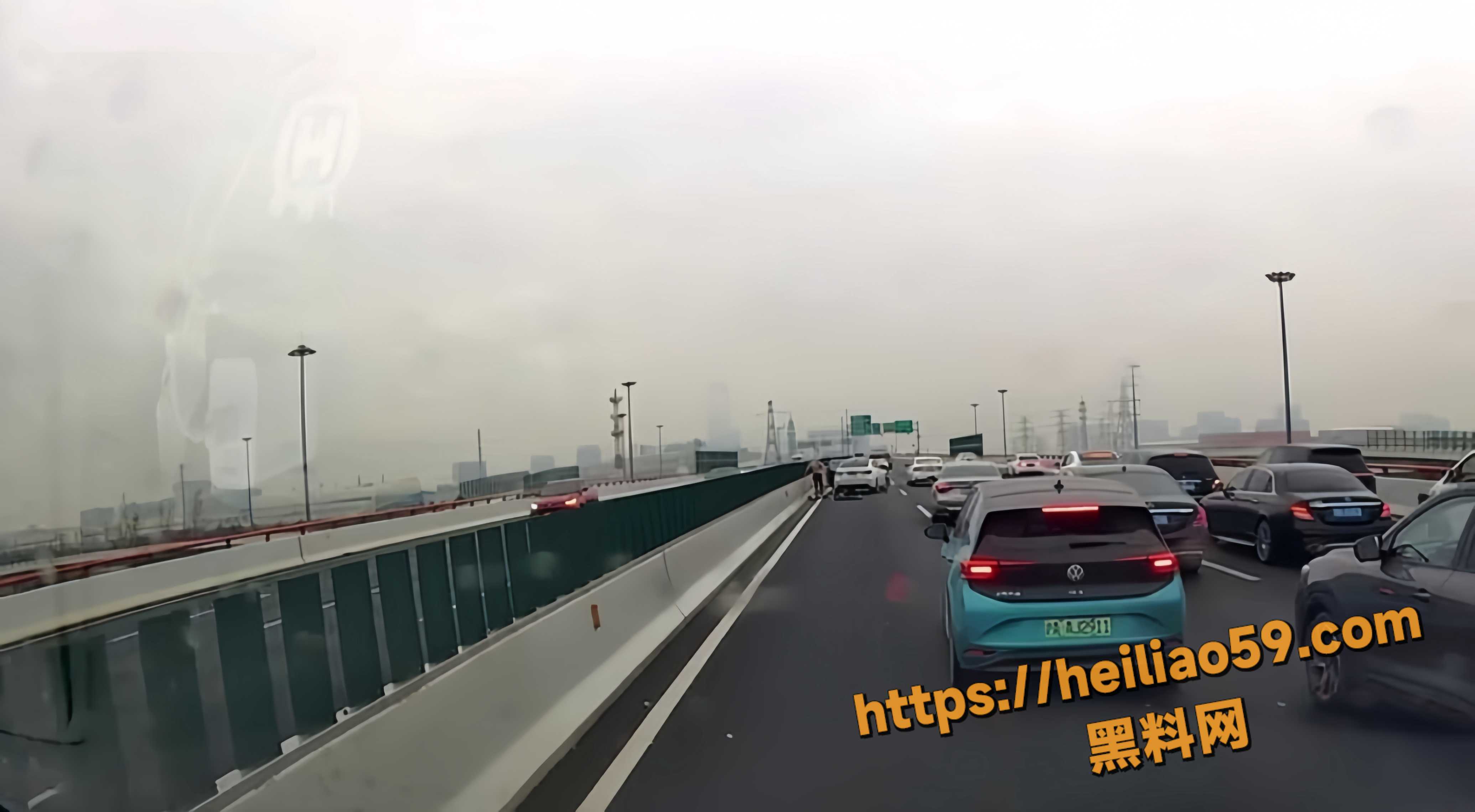 上海撞车裸体撕钞票事件3