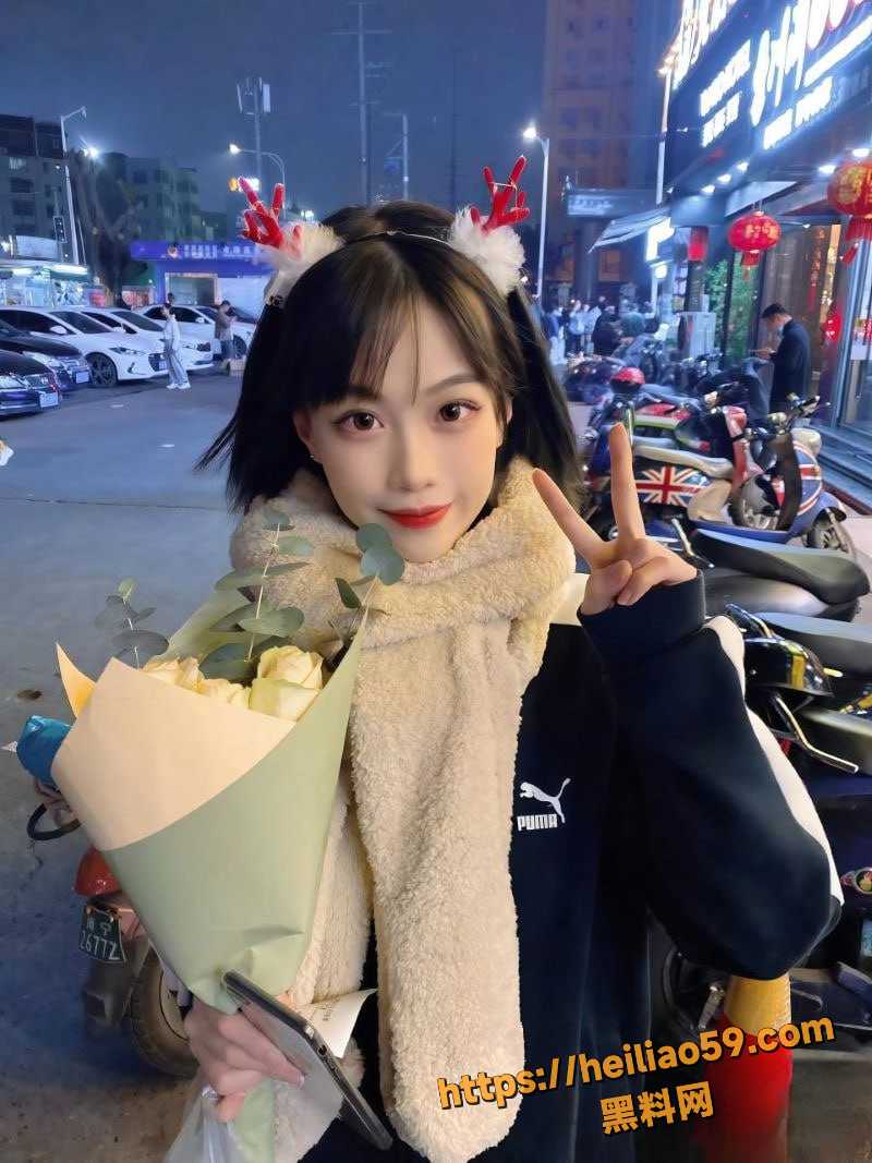张依诺黑丝露脸自拍视频
