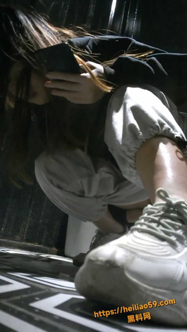 酒吧厕所偷拍系列